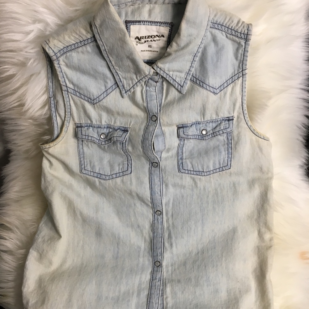 Like new clothes!❤️ selling everything $5 each 😊